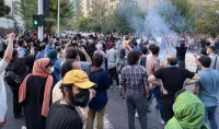 إيرانيون خلال الاحتجاجات ضد نظام الملالي في طهران - اليوم