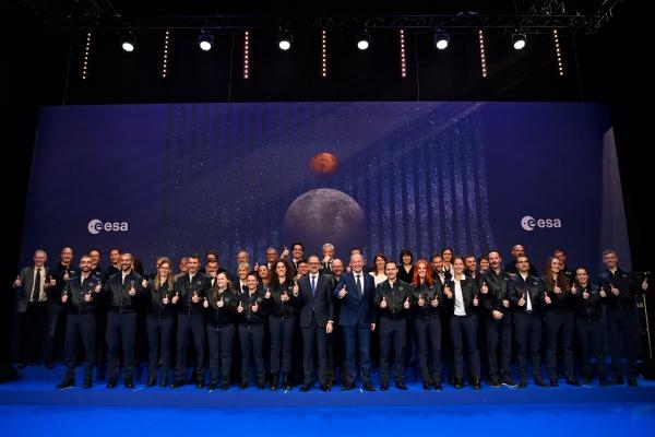 صورة جماعية للاجتماع الوزاري لوكالة الفضاء الأوروبية في باريس- د ب أ