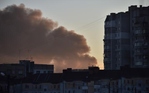 تصاعد سحب الدخان بعد هجوم صاروخي روسي على لفيف خلال الشهر الجاري - د ب أ