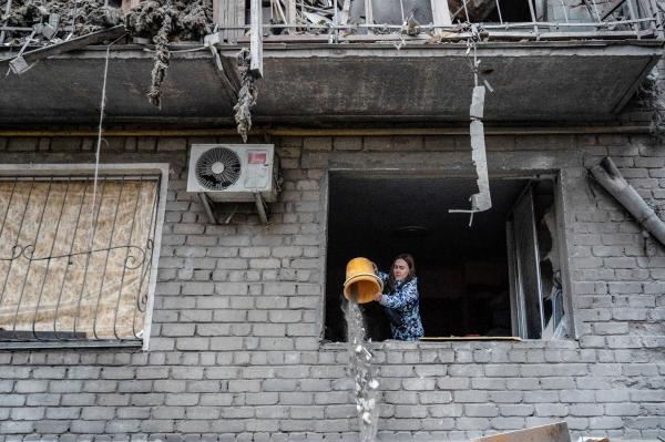 مقيمة تزيل الركام من شقتها بعد هجوم صاروخي روسي على مبنى سكني - د ب أ