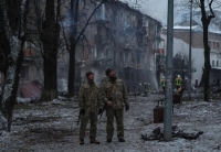 آثار هجوم روسي في بلدة فيشهورود بالقرب من كييف - رويترز