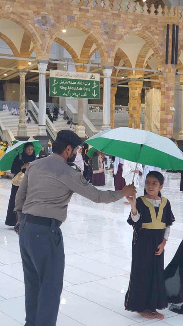 توزيع المظلات على زوار وقاصدي المسجد الحرام - شؤون الحرمين