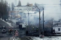 عمال الإنقاذ يعملون في موقع لهجوم صاروخي روسي - رويترز
