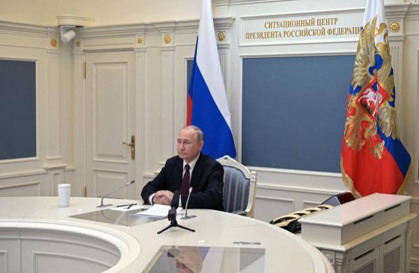 الرئيس بوتين في اجتماع افتراضي مع اعضاء مجلس الأمن الروسي - رويترز