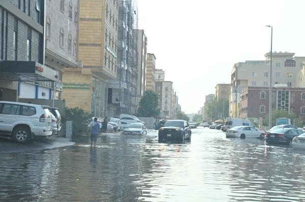 صعوبة التنقل في الشوارع بسبب الأمطار الغزيرة- اليوم