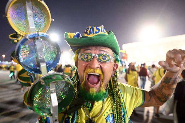 احتفالات كرنفالية.. جماهير البرازيل تخطف الأنظار في كأس العالم