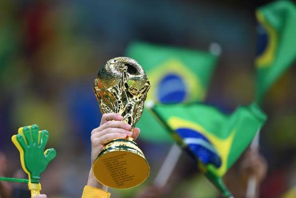 احتفالات كرنفالية.. جماهير البرازيل تخطف الأنظار في كأس العالم