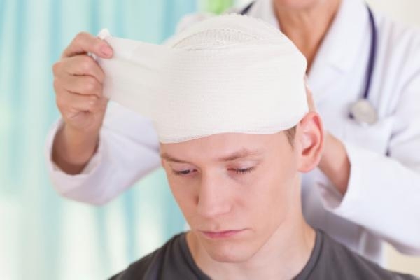 عند الإصابة بضربات الرأس لا تحرك رأس المُصاب وانتظر المساعدة الطبية - مشاع إبداعي