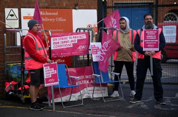 إضراب عمال البريد الملكي مطالبين بتحسين المعيشة والأجور - رويترز
