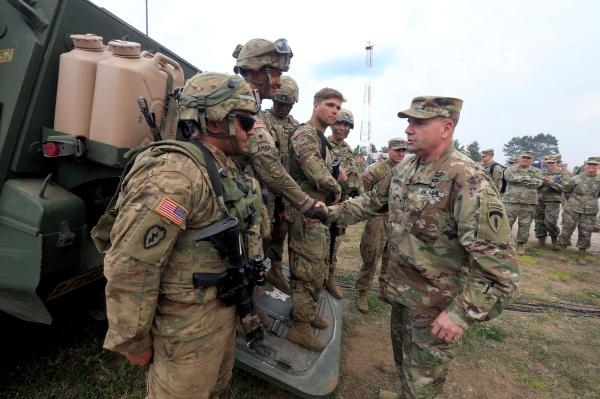 قائد الجيش الأمريكي في أوروبا يصافح الجنود قبل تدريبات للناتو في بولندا- رويترز