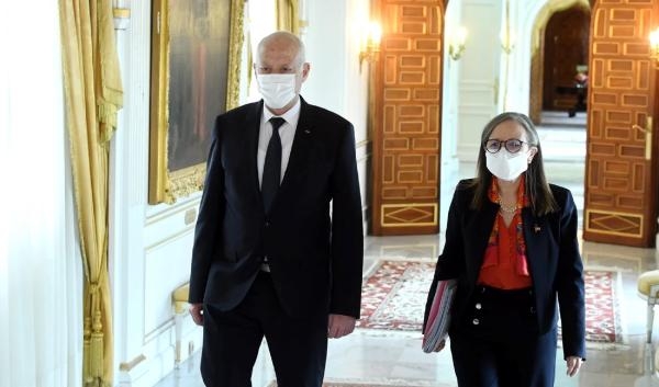 الرئيس التونسي قيس سعيد وورئيسة الوزراء نجلاء بودن في طريقهما إلى إجتماع حكومي - اليوم