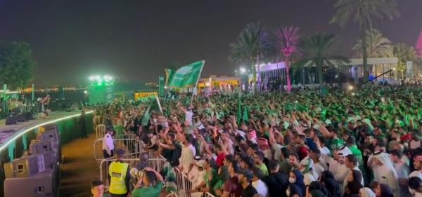 أعلام المملكة ترفرف تشجيعًا للأخضر في حفل راشد الفارس بالدوحة - اليوم