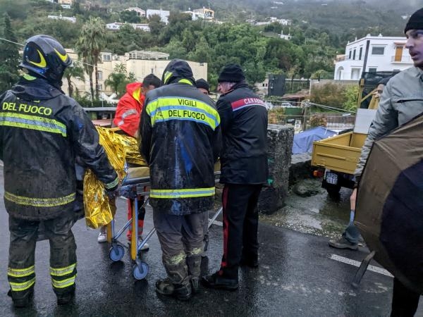 انهيار أرضي في جزيرة إسكيا الإيطالية يؤدي بحياة 8 وفقد 13 شخصًا