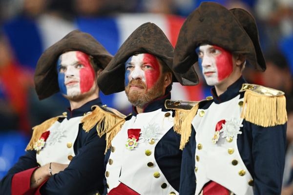 ديربي جماهيري مثير يشعل مباراة فرنسا والدنمارك في كأس العالم 2022