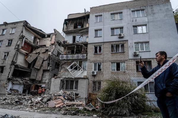 تضرر أحد المباني من الهجمات الروسية- دب أ