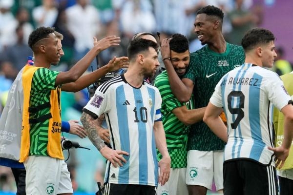 سكالوني يجري تغييرات بالجملة في تشكيل الأرجنتين ضد المكسيك بعد خسارة السعودية