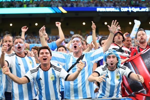 جماهير الأرجنتين والمكسيك تصنع الحدث في كأس العالم 2022