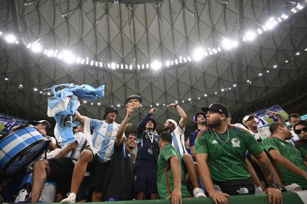 جماهير الأرجنتين والمكسيك تصنع الحدث في كأس العالم 2022