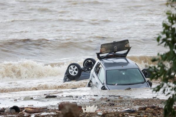 مصرع امرأة وفقدان 10 آخرين في عاصفة عاتية وفيضانات في إيشيا الإيطالية - رويترز