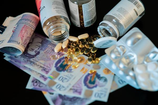شركات الأدوية تحدد أسعار منتجاتها وفق معايير محددة - مشاع إبداعي