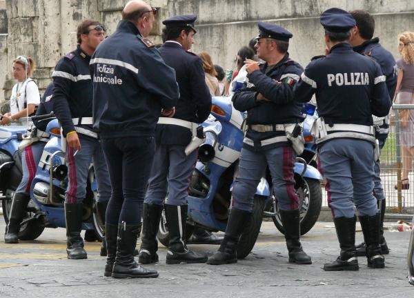 لإساءة معاملة ابنتهما.. الشرطة الإيطالية تحتجز زوجين بوسنيين في روما