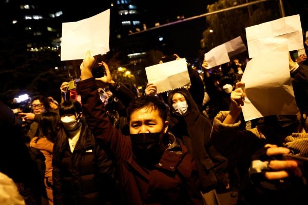 المتظاهرون الصينيون في شوارع بكين وشنغهاي - رويترز