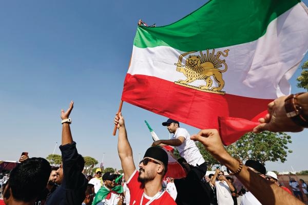 إيرانيون معارضون يشجعون فريق بلادهم في مونديال قطر - رويترز