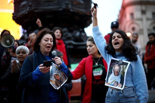 إيرانيات من بريطانيا في وقفة احتجاجية لدعم الانتفاضة الشعبية في بلادهن - رويترز