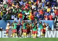 بدلاء الكاميرون يقتحمون الملعب احتفالا بأول هدف في كأس العالم 2022 (فيديو)