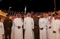 الأمير سعود بن طلال خلال تجوله بين الأركان المصاحبة لمهرجان 