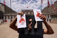 إيراني في العاصمة التشيلية سانتياغو يحتج على جرائم 