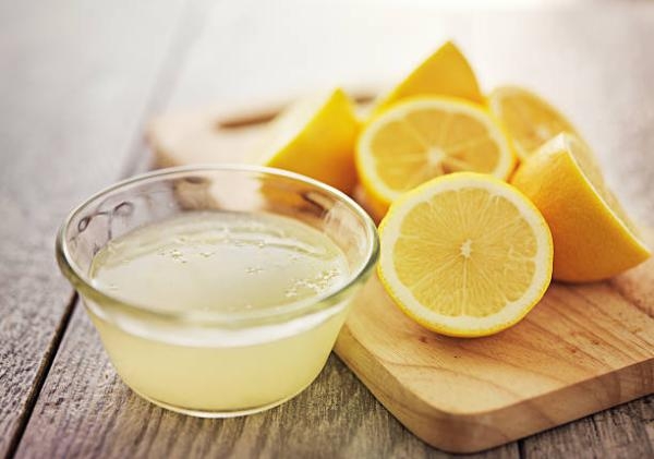 الليمون يزيل البقع الصفراء الموجودة على الأظافر - مشاع إبداعي