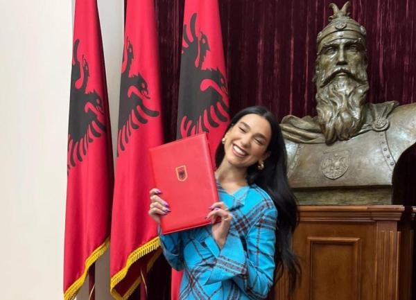 دوا ليبا تحتفل بالحصول على الجنسية الألبانية - مشاع إبداعي