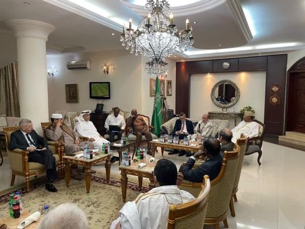 سفير المملكة لدى السودان يلتقي وفد الآلية الثلاثية وسفراء الدول العربية