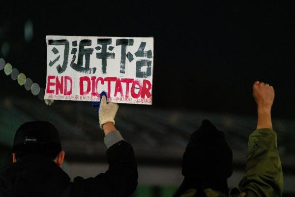 احتجاجات مناهضة لإجراءات مكافحة كورونا بالقرب من القنصلية الصينية في مدينة نيويورك - رويترز