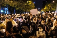متظاهرون يحملون أوراقًا بيضاء بعد وقفة احتجاجية بالصين - رويترز