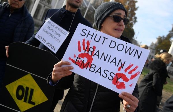 محتجة إيرانية في بريطانيا تدعو لإغلاق سفارة نظام الملالي بلندن - رويترز