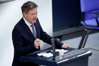 وزير الاقتصاد الألماني يؤكد ضرورة توريد الأسلحة إلى أوكرانيا