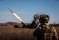 الجنود الأوكرانيون يطلقون النار باستخدام نظام بوريفي للصواريخ متعددة الإطلاق في منطقة دونيتسك- رويترز