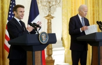 الرئيس الأمريكي جو بايدن ونظيره الفرنسي إيمانويل ماكرون خلال مؤتمر صحفي في واشنطن- رويترز