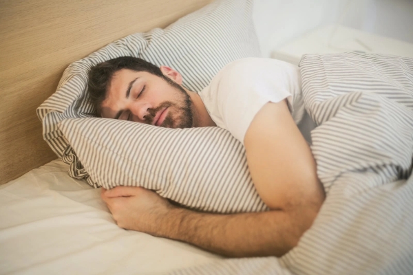 يستغل البعض الإجازة لتعويض نقص نومهم الناتج عن العمل - مشاع إبداعي