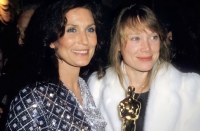 لوريتا لين وسيسي سبيسك في الأوسكار 1981 - حساب أكاديمية السينما الأمريكية على انستجرام