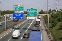 الطريق السريع A6 بالقرب من باريس في فرنسا- مشاع إبداعي