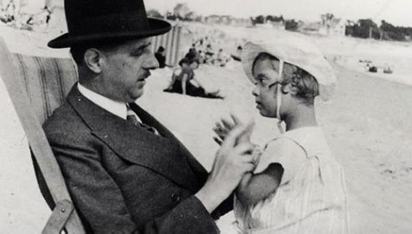آن ديجول مع والدها الرئيس الفرنسي الأسبق شارل ديجول - موقع مؤسسة آن ديجول 