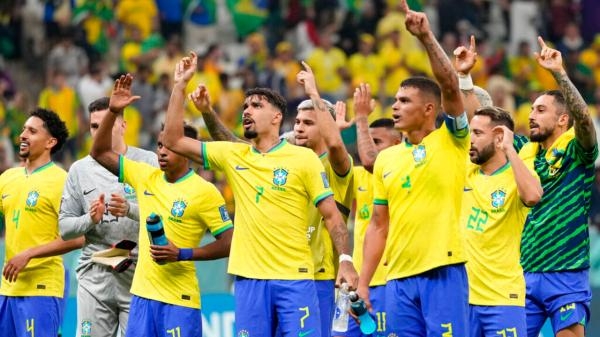 داني ألفيس يقود تشكيل البرازيل أمام الكاميرون في كأس العالم