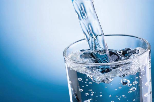 شرب الماء بعد الوجبات الدسمة يطرد الصوديوم من الجسم - مشاع إبداعي