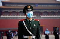 أحد عناصر الشرطة الصينية- رويترز