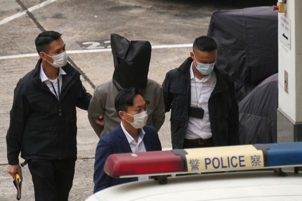 قوات صينية تلقي القبض على أحد المعارضين- رويترز