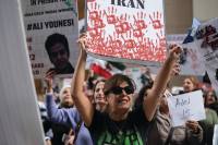 امرأة خلال مظاهرة دعمًا لاحتجاجات الداخل أمام مكتب منظمة الأمم المتحدة للطفولة في سان فرانسيسكو - رويترز