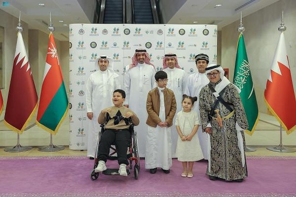 م. أحمد بن سليمان الراجحي مع زوار حفل مهرجان المسرح الخليجي السادس للأشخاص ذوي الإعاقة - واس
